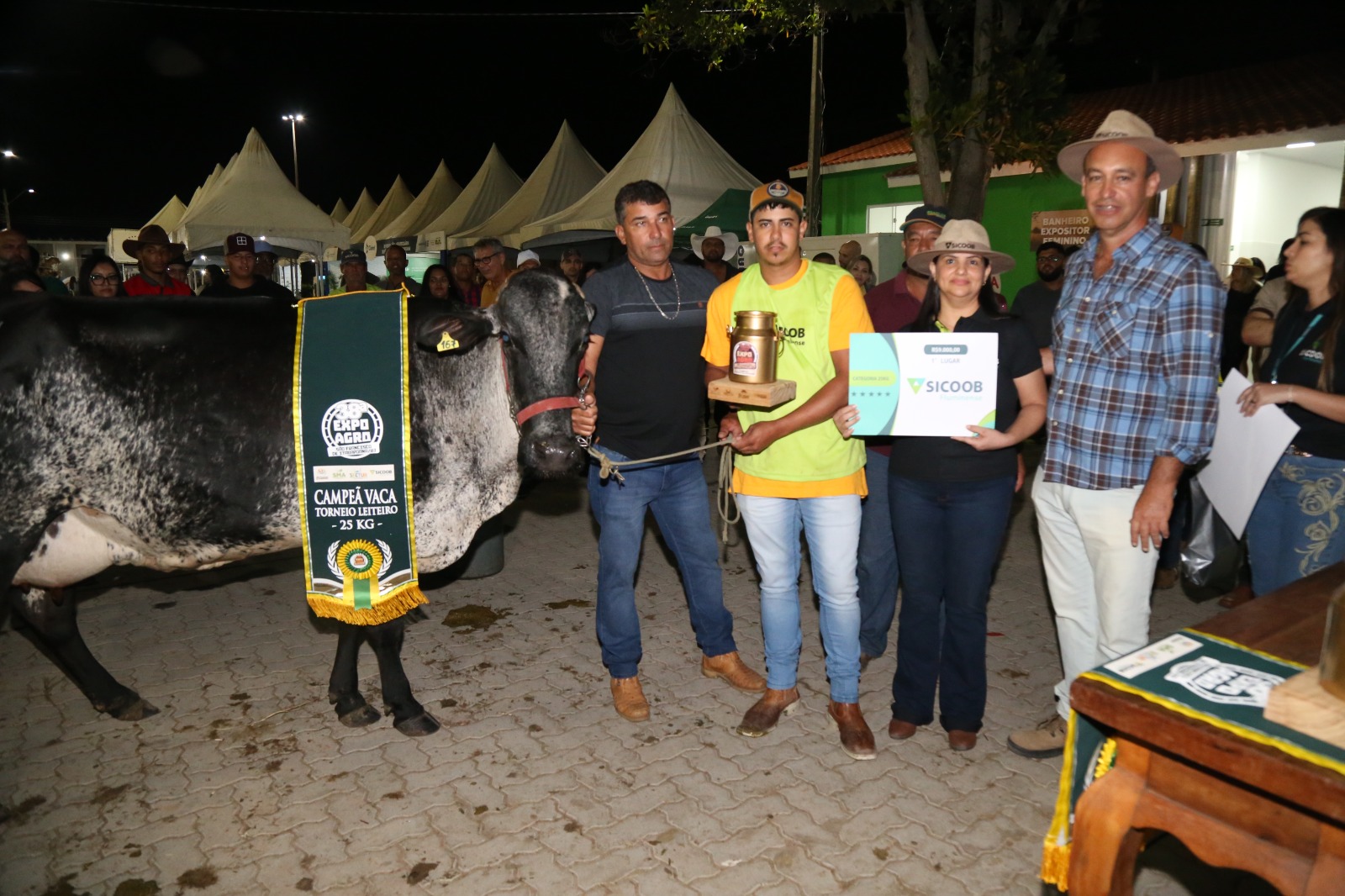 Prefeitura Municipal de São Francisco de Itabapoana - Só Pra Contrariar e  Cia de Rodeio Tony Nascimento na segunda noite da 38ª ExpoAgro