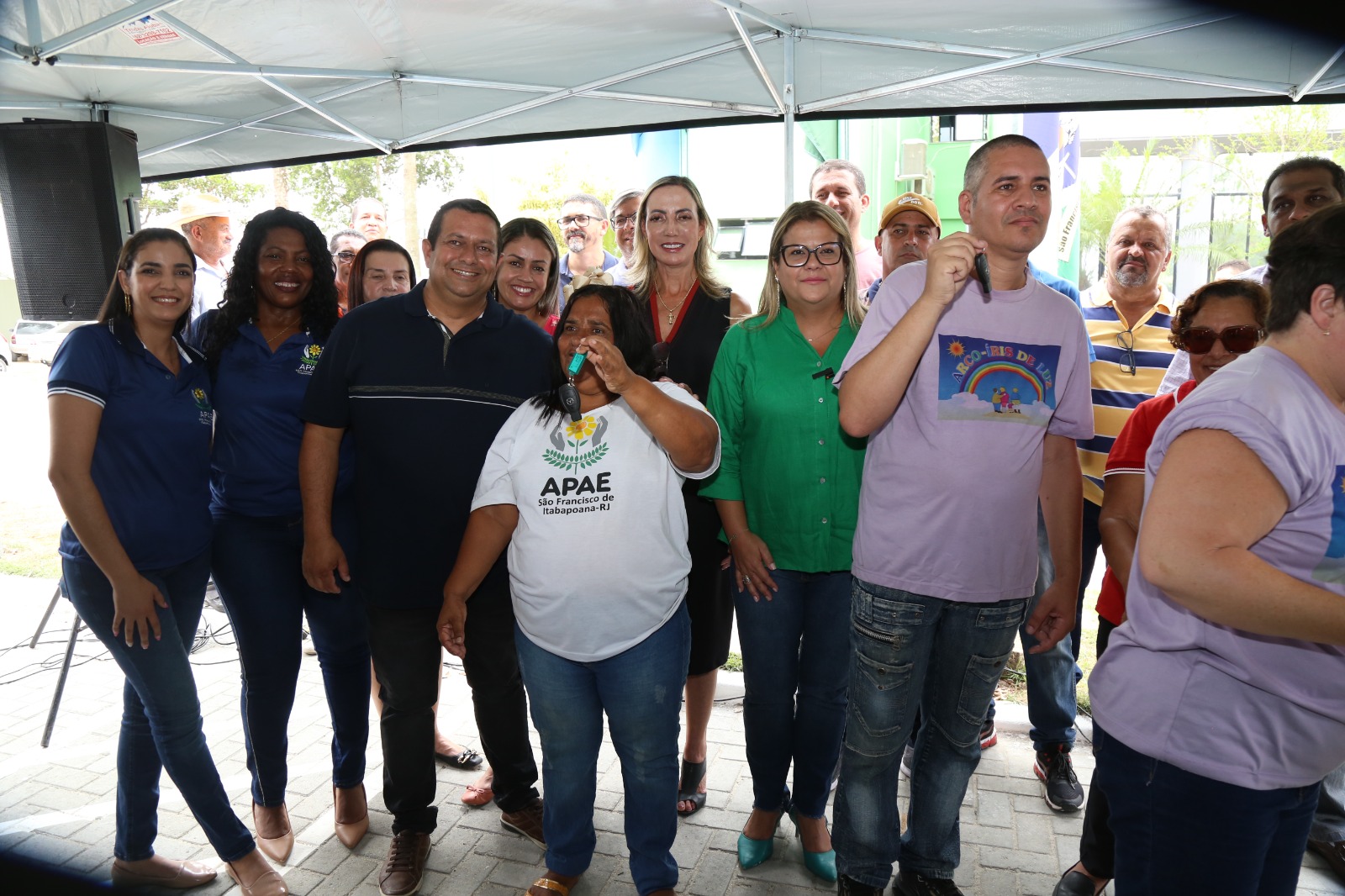 Prefeita entrega vans para Apae e Arco íris de Luz ASCOM SFI Wagner Fraga 4