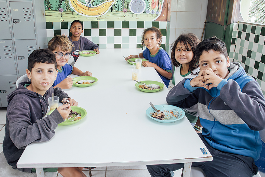 crianças merenda