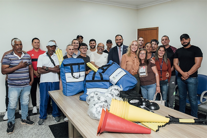 entrega kits escolinha