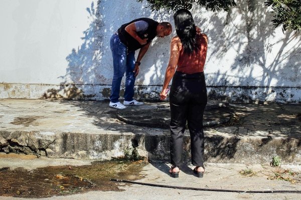 Moradores são orientados sobre descarte irregular de água