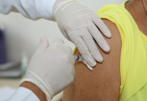 Vacina contra gripe segue disponível para toda a população