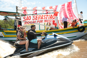 Prefeita participa de procissão fluvial de São Sebastião