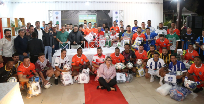 Prefeita entrega uniforme e material esportivo na abertura do Campeonato Municipal de Futebol