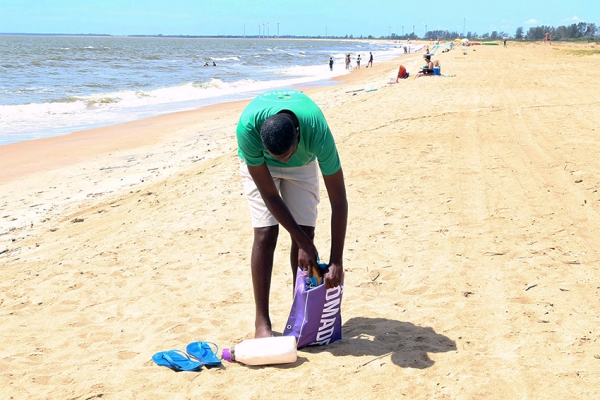 Praia de Manguinhos recebe mutirão de limpeza, nesta sexta (19)