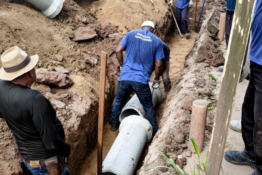 Rua Daud Salomão Acruche passa por obras de drenagem e manilhamento