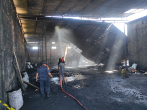 Órgãos da Sesep ajudam a apagar incêndio em fábrica de carvão