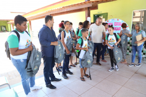 Volta às aulas com entrega de kits escolares gratuitos para os 9 mil alunos da rede municipal