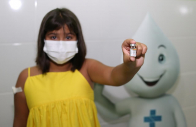 Filha da prefeita Francimara recebe primeira dose da vacina contra Covid-19