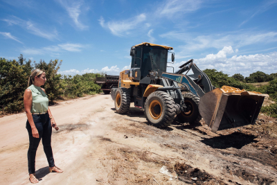Prefeita vistoria mutirão de limpeza na estrada que liga Santa Clara a Sossego