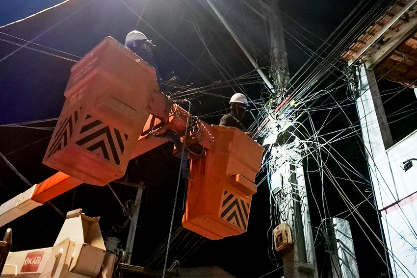 Prefeitura começa a recolher cabos de internet inoperantes na Avenida Edenites Viana