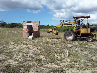 Operação conjunta retira construções irregulares numa área da Marinha, em Gargaú, e ainda notifica três pessoas