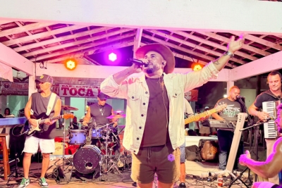 Igor Saliência agita a noite com muito forró na praia de Manguinhos