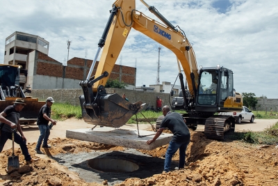 Secretaria de Obras substitui tampas de bueiros em localidades do município