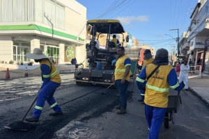 Novo asfalto avança na Avenida Edenites Viana e obra entra na fase final