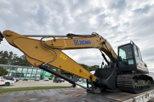 Retroescavadeira hidráulica chega para reforçar o trabalho no campo em São Francisco