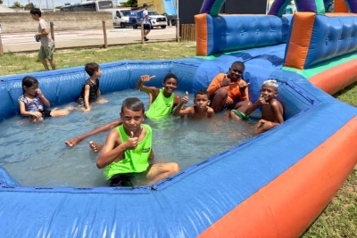 Diversão, leitura e brincadeiras animam o sábado da criançada