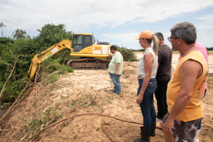 Prefeitura mobiliza maquinário para limpar valas e canais em Guaxindiba