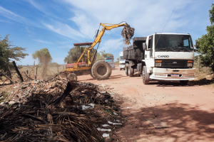 Prefeitura limpa Estrada do Sossego e alerta sobre descarte ilegal de lixo e entulho