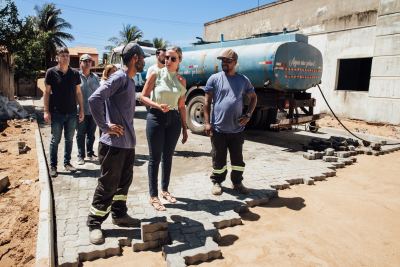 Prefeita visita obra de pavimentação em Guaxindiba