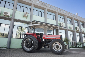 Mais um trator sendo entregue pela prefeitura de São Francisco