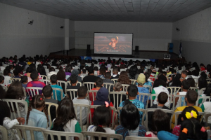 Projeto Cine Tela exibe filme de graça aos alunos do município na sede da SMEC