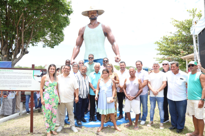 Festa de São Sebastião: prefeita inaugura monumento em homenagem ao pescador artesanal