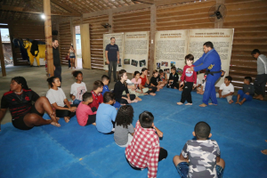 Aula inaugural do Projeto Ballet e Jiu-Jitsu no Barracão de Gargaú