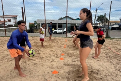 Oficinas de futevôlei e funcional agitam a praia de Guaxindiba na manhã deste sábado (24/01)