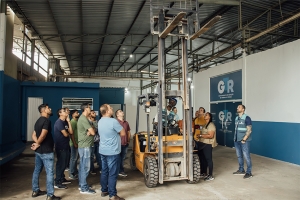 Alunos concluem curso de Operador de Empilhadeira com aula prática
