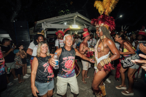 Últimos desfiles de blocos de Carnaval acontecem nesta terça-feira