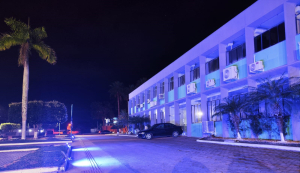 Fachada da prefeitura é iluminada pela cor azul em apoio à campanha contra tráfico humano