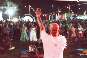 Luau em Guaxindiba encanta moradores e turistas