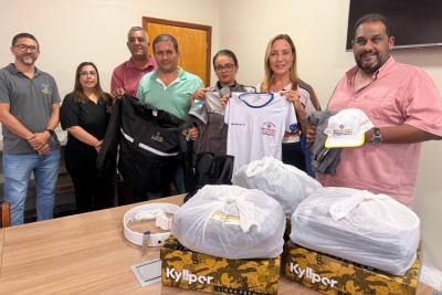 Agentes da Emtransfi recebem novos uniformes