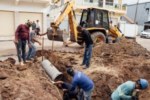 Prefeitura executa obra de drenagem em Travessão de Barra e melhora a trafegabilidade