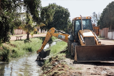 Prefeitura inicia limpeza e desassoreamento da Rua da Vala, em Guaxindiba