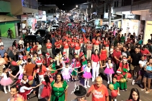 Histórico: multidão acompanha desfile e acendimento da iluminação na abertura do Natal Iluminado