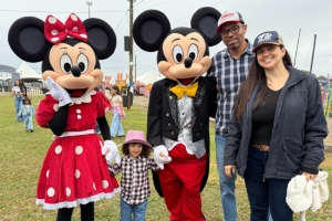 Personagens encantam famílias no Espaço Kids da 40ª Expoagro