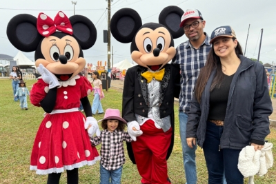 Personagens encantam famílias no Espaço Kids da 40ª Expoagro
