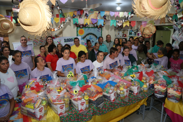 Vice-prefeito participa da entrega de doação de alimentos arrecadados pelo Sicoob Sul