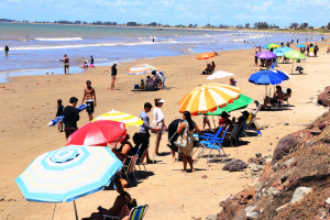 Sábado e domingo de praias cheias agrada banhistas e comerciantes