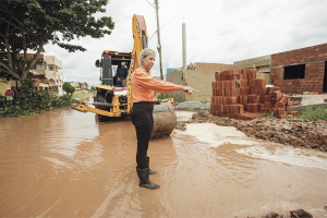 Prefeita acompanha equipes que atuam em locais alagados no município