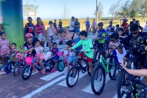 Passeio ciclístico reúne famílias na orla de Santa Clara