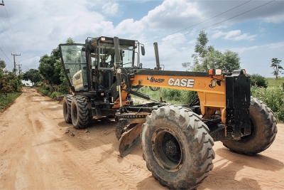 Prefeitura intensifica patrolamento e melhora estradas em quatro localidades