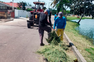 Mutirão da Limpeza em Gargaú já retirou 90 toneladas de lixo e agora segue com serviço de roçadeira nas ruas