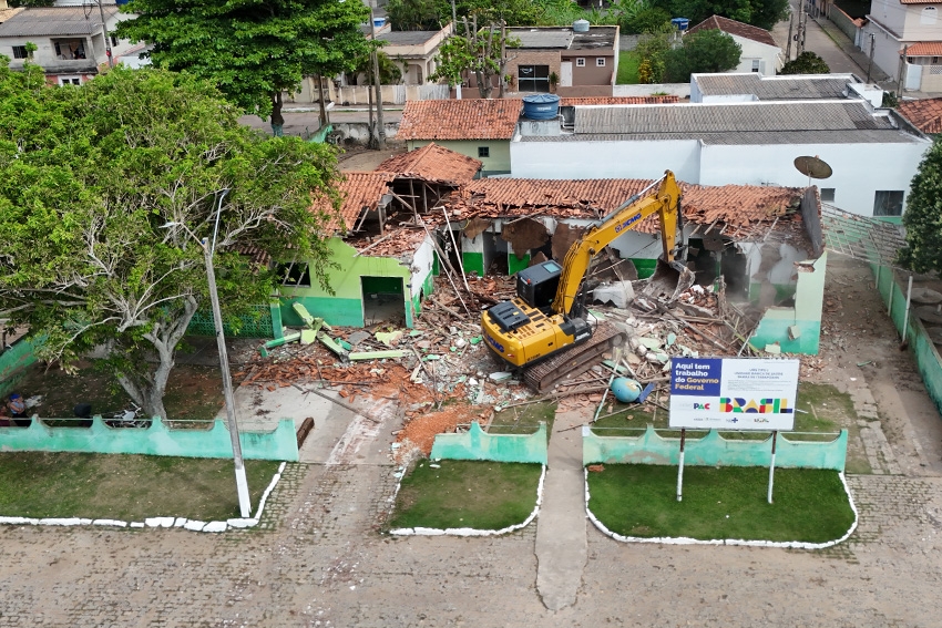 Demolição de prédio antigo marca o início da construção da nova UBS de Barra