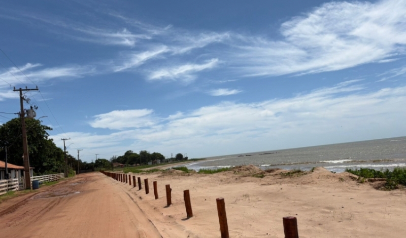 Praia de Manguinhos recebe piquetes para auxiliar na preservação ambiental