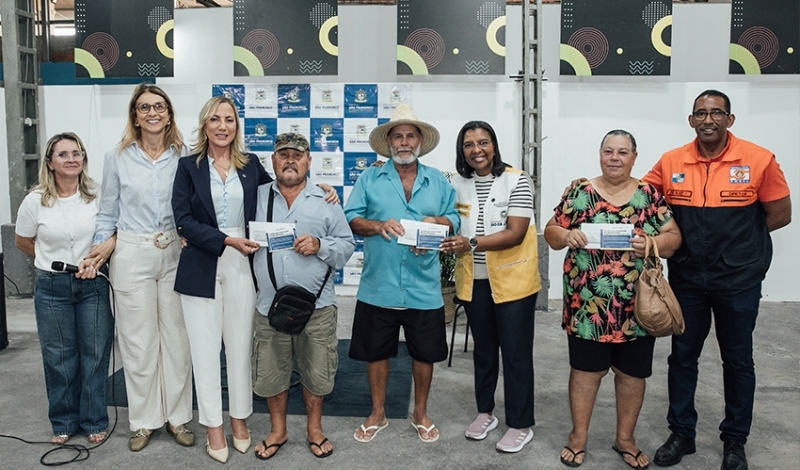 Moradores atingidos pelas enchentes de janeiro recebem o Cartão Recomeçar