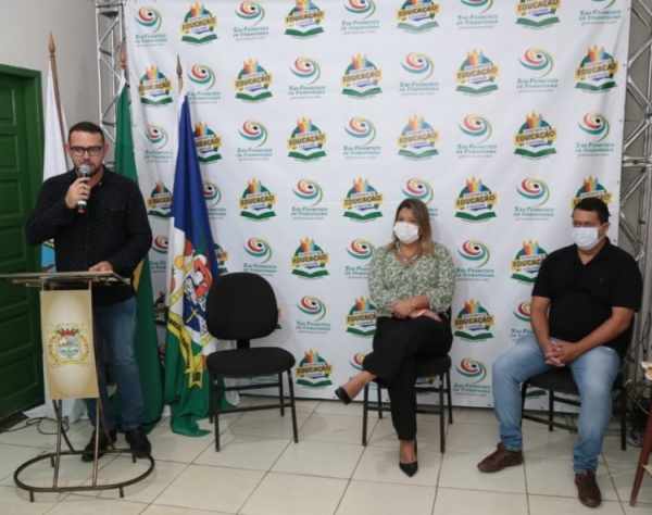 Na abertura da Semana Pedagógica, prefeita anuncia recomposição salarial de 12% para professores