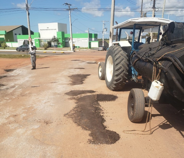 Operação Tapa-Buracos em várias vias de SFI e asfaltamento de rua na área central